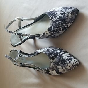 Women close toes, open heels shoes